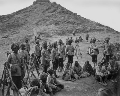 Alto de prisioneros de Bassaule con una escolta de la 45ª Infantería Nativa en el Khurd Khyber de John Burke