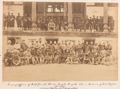 Oficiales y hombres de la Brigada del General de Brigada Gough en la plaza del Palacio de Shah Shujah, 1880 de John Burke