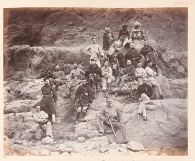 ¿Oficiales del 51º Regimiento en Sultan Tarra, mostrando diferentes uniformes de servicio?, 1878 de John Burke