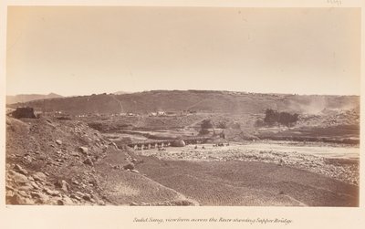 Safed Sang, visto desde el otro lado del río mostrando el Puente Sapper, circa 1878 de John Burke