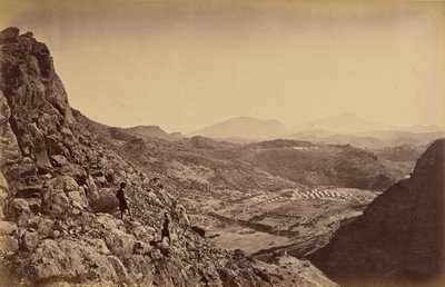 Vista desde un poco más abajo del Fuerte, mostrando Sunga desde donde el Enemigo mantuvo un fuego muy hostigador sobre las columnas que avanzaban. de John Burke