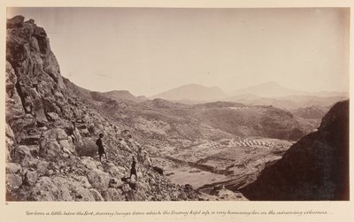 ¿Vista desde un poco más abajo del Fuerte, mostrando Sunga desde donde el enemigo mantenía un fuego muy hostigador sobre las columnas avanzadas?, 1878 de John Burke
