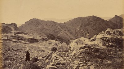 Vista de la muralla occidental del fuerte, mostrando el bastión de la esquina derecha y la posición de los tres picos cónicos que forman la defensa derecha del enemigo, con toda la línea de Sunga. de John Burke
