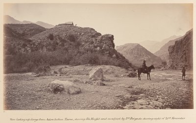 Vista mirando hacia arriba desde la garganta debajo de Sultan Tarra, mostrando Ali Musjid de John Burke