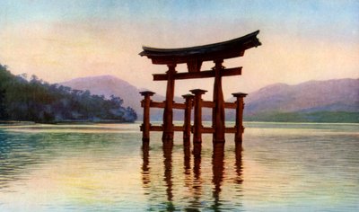 Torii del templo Itsukushima en la isla de Miyajima, Japón, c1930s de John Bushby