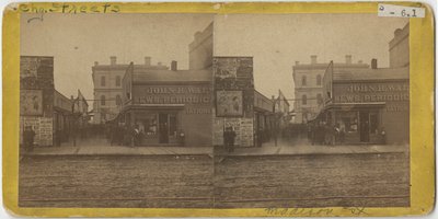 Vista de la tienda de periódicos de John R. Walsh en Madison Street, Chicago con la oficina de correos al fondo, 1869 de John Carbutt