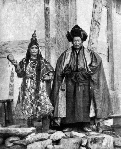 Sacerdotes lamistas de Sikkim con túnicas, monasterio Talung, India, 1922 de John Claude White