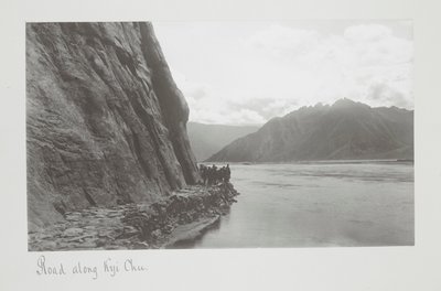 Camino a lo largo de Kyi Chu, Tropas en la orilla del río de John Claude White