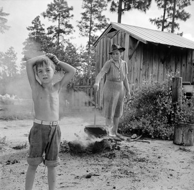 Escambia Farms, Florida. Hirviendo agua para lavar en la granja McLelland de John Collier