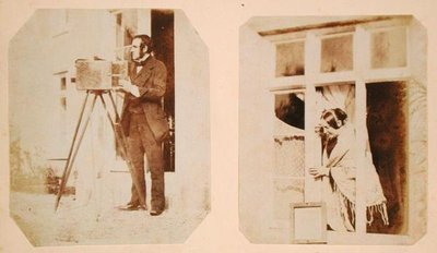 Autorretrato a la izquierda y Emma Thomasina Llewelyn imprimiendo un negativo de papel al sol a la derecha de John Dillwyn Llewelyn