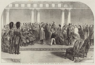 Su Majestad inspeccionando a los guardias heridos en el Gran Salón del Palacio de Buckingham de John Gilbert