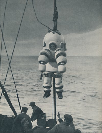 La lucha eterna contra el mar: revestimiento blindado para el buzo de aguas profundas, c1935 de John Hammerton