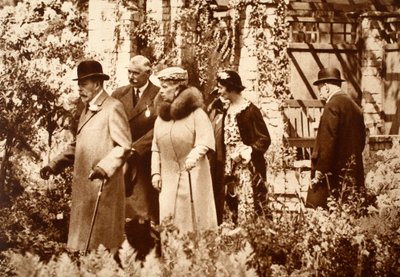 El rey Jorge y la reina María en el Chelsea Flower Show, años 1930 de John Hill