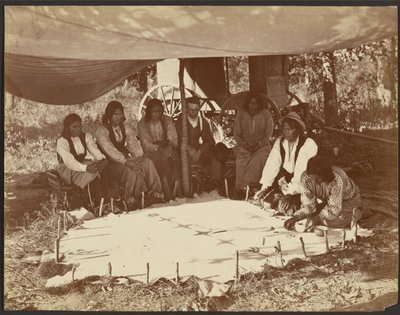 Kiowas pintando una túnica, Fort Sill, Territorio Indio de John K. Hillers