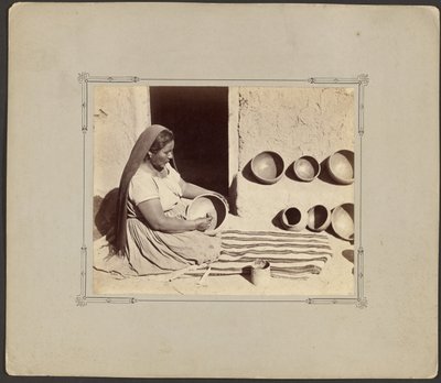 Mujer puliendo cerámica de John K. Hillers