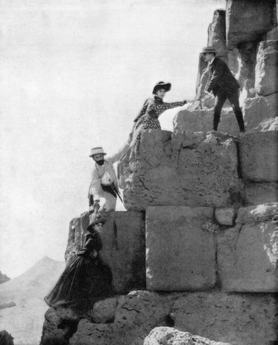 Escalando la Gran Pirámide, Egipto, finales del siglo XIX de John L. Stoddard