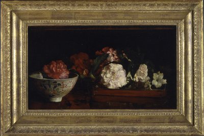 Flores en Bandeja Japonesa sobre Mesa de Caoba de John La Farge or Lafarge