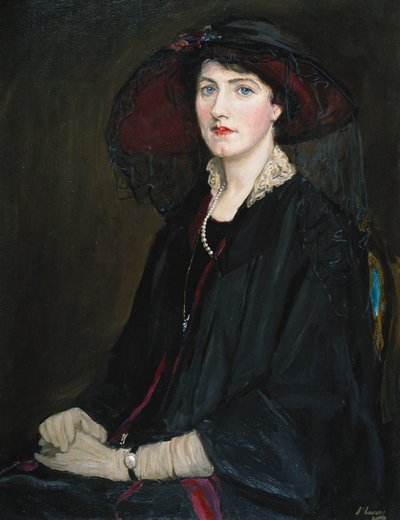 Retrato de Lady Raeburn, sentada medio cuerpo, con chaqueta de cuello de encaje, collar de perlas y sombrero negro de John Lavery