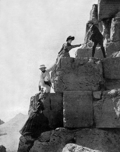 Ascenso a la gran pirámide de Keops en Giza, Egipto, c. 1890 de John Lawson Stoddard