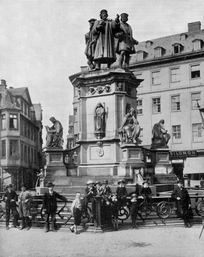 Monumento en memoria de Gutenberg (v.1397-1468) inventor alemán de la imprenta, Fráncfort de John Lawson Stoddard