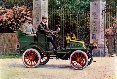 Dos caballeros eduardianos sentados en un automóvil de John Swan and Son