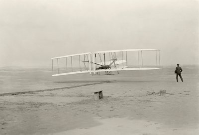 El Wright Flyer I realiza su primer vuelo de 120 pies en 12 segundos, en Kitty Hawk, Carolina del Norte de John T. Daniels