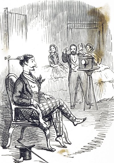Caricatura que representa el uso de un soporte para mantener quieto al sujeto del fotógrafo de John Tenniel