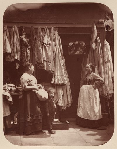 Una tienda de ropa vieja, Seven Dials de John Thomson