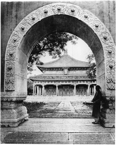 Arco al Salón de Clásicos, Pekín, c.1867-72 de John Thomson