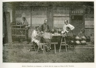 Los artesanos de un taller de cloisonné en Pekín. Grabado según una fotografía de M.Thomson para ilustrar el viaje a Pekín y el norte de China, por T.Chutze, en 1873, publicado en 