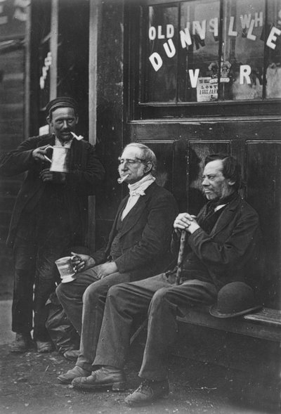 Trabajadores de la pared, c.1877 (foto en b/n) de John Thomson