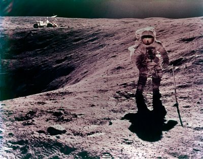 Astronauta Charles Duke en el sitio de aterrizaje de Descartes, misión Apollo 16 de John Watts Young