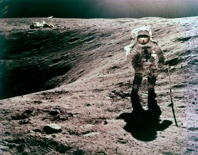 Astronauta Charles Duke en el sitio de aterrizaje de Descartes, misión Apollo 16, abril de 1972 de John Watts Young