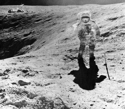 Charles Duke recogiendo muestras en el sitio de aterrizaje de Descartes durante la misión Apollo 16, 1972 de John Watts Young