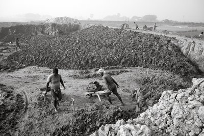 Fábricas de ladrillos en Calcuta, India, 2016 (foto) de Jon Nicholson