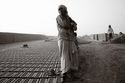 Fábricas de ladrillos en Calcuta, India, 2016 (foto) de Jon Nicholson