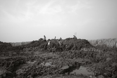 Fábricas de ladrillos en Calcuta, India, 2016 (foto) de Jon Nicholson