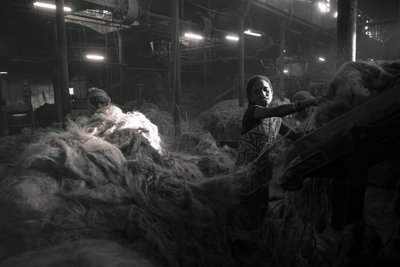 Fábrica de yute, Calcuta, India, 2017 (foto) de Jon Nicholson