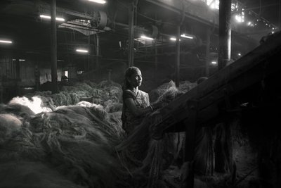 Fábrica de yute, Calcuta, India, 2017 (foto) de Jon Nicholson