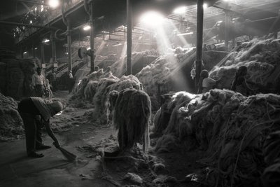 Fábrica de yute, Calcuta, India, 2017 (foto) de Jon Nicholson