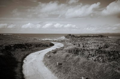 Locquirec en Bretaña y La Roche Tombee, caída de rocas, 2022 (foto) de Jon Nicholson