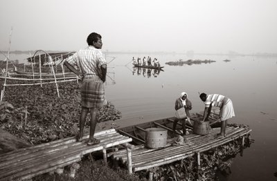 Pesca en humedales en Calcuta, 2016 (foto) de Jon Nicholson