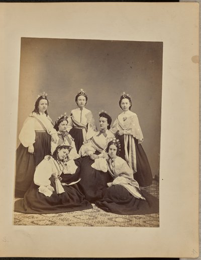 [Retrato de grupo de mujeres con coronas y fajas] de Jordan H. Abbott