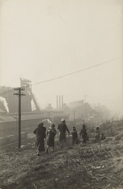 [Mujeres cerca de Complejo Industrial] de José Alemany