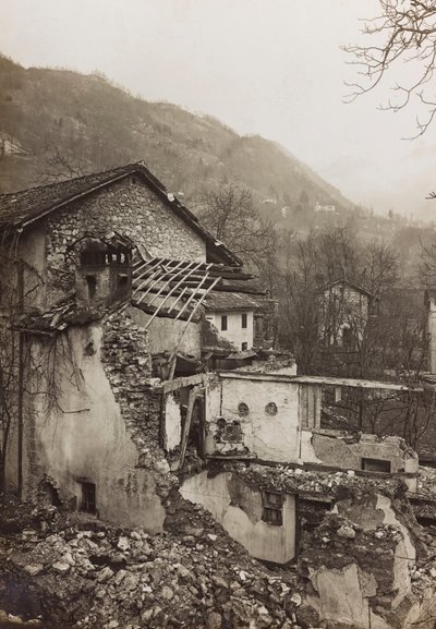 Álbum "Meine weltkriegs - Erinnerungen South-West Front (Carintia, Italia, Tirol del Sur) 31/03/1915-12/11/1918 - Josef Zohles Wien": escombros de una casa de Josef Zohles