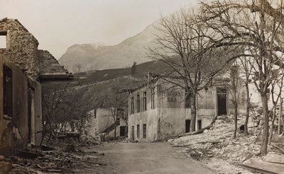Álbum "Meine weltkriegs - Erinnerungen South-West Front (Carintia, Italia, Tirol del Sur) 31/03/1915-12/11/1918 - Josef Zohles Wien": escombros en Bovec de Josef Zohles