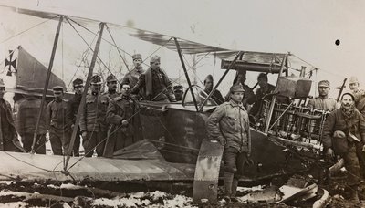 Soldados austriacos con un militar de Josef Zohles