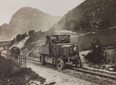 Vehículos militares a lo largo de la carretera de Josef Zohles