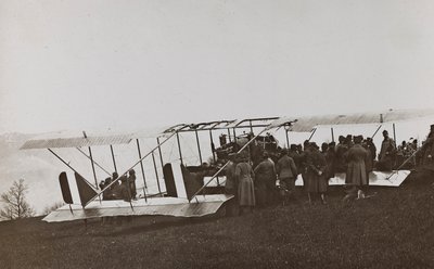 Soldados austriacos y avión de Josef Zohles