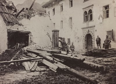Álbum "Meine weltkriegs - Erinnerungen South-West Front (Carintia, Italia, Tirol del Sur) 31/03/1915-12/11/1918 - Josef Zohles Wien": soldados y escombros en Valb de Josef Zohles